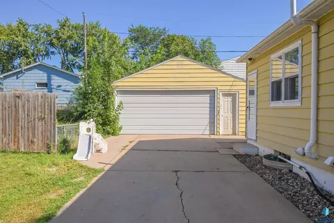 Exterior - 3104 E Claudette Dr, Sioux Falls, SD 57103 photo 3 of 5
