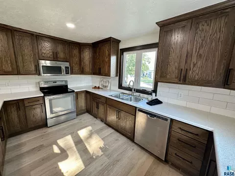 Kitchen - 3120 E 19th St, Sioux Falls, SD 57103 photo 4 of 4