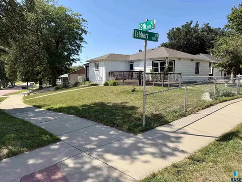 Exterior - 3120 E 19th St, Sioux Falls, SD 57103 photo 5 of 6