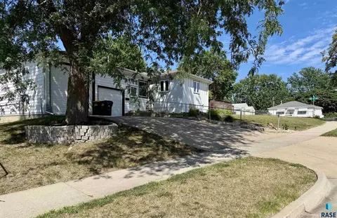 Exterior - 3120 E 19th St, Sioux Falls, SD 57103 photo 3 of 6