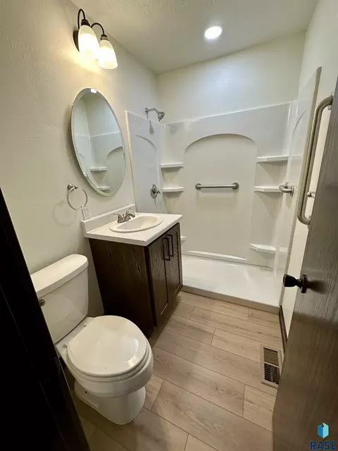 Bath - 3120 E 19th St, Sioux Falls, SD 57103 photo 2 of 6