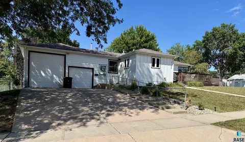 Exterior - 3120 E 19th St, Sioux Falls, SD 57103 photo 2 of 6