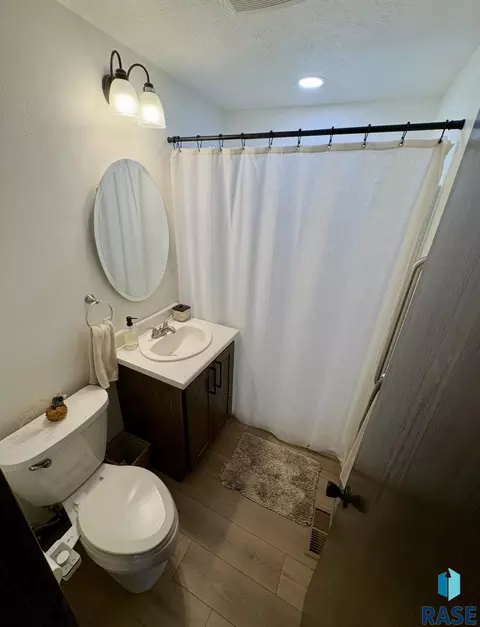 Bath - 3120 E 19th St, Sioux Falls, SD 57103 photo 1 of 6