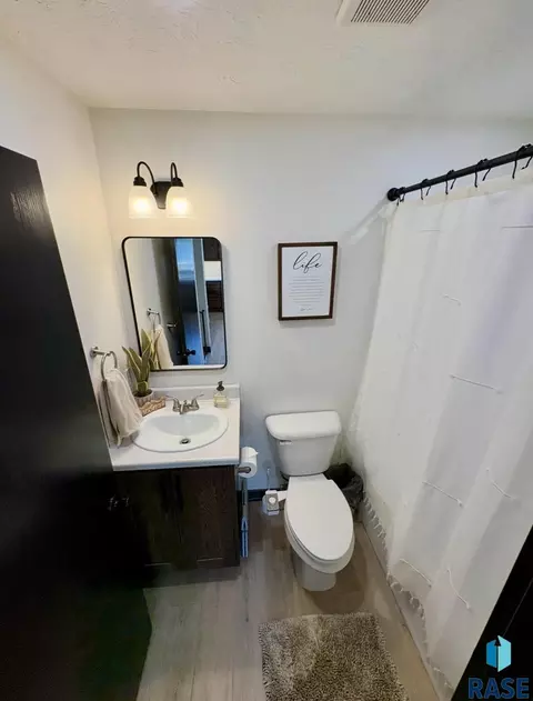 Bath - 3120 E 19th St, Sioux Falls, SD 57103 photo 3 of 6