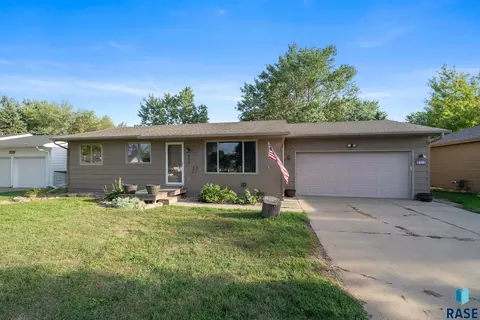813 Elm St, Harrisburg, SD 57032