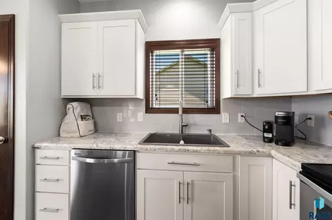 Kitchen - 3216 E Brewster St, Sioux Falls, SD 57108 photo 4 of 7