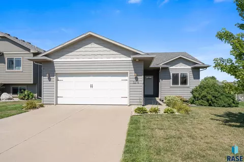 Exterior - 3216 E Brewster St, Sioux Falls, SD 57108 photo 7 of 9