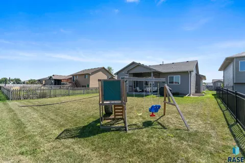 Exterior - 3216 E Brewster St, Sioux Falls, SD 57108 photo 6 of 9