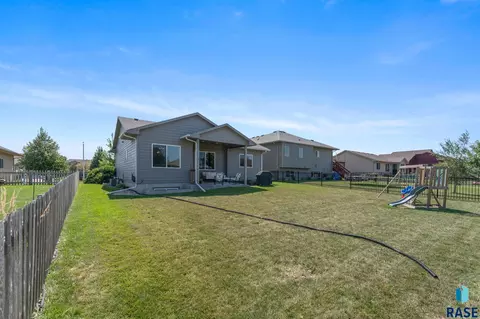 Exterior - 3216 E Brewster St, Sioux Falls, SD 57108 photo 8 of 9