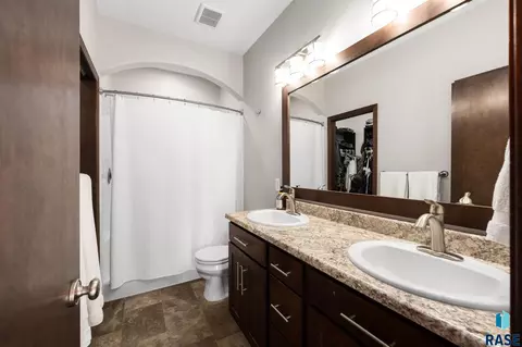 Bath - 3216 E Brewster St, Sioux Falls, SD 57108 photo 1 of 3