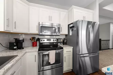 Kitchen - 3216 E Brewster St, Sioux Falls, SD 57108 photo 5 of 7