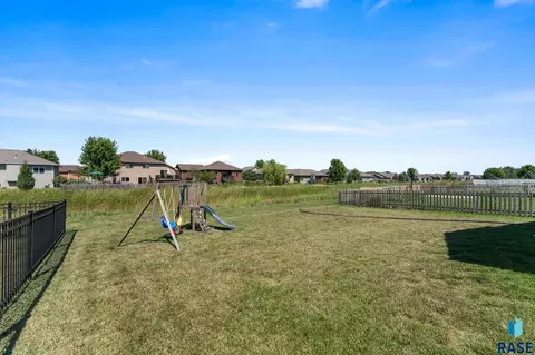 Exterior - 3216 E Brewster St, Sioux Falls, SD 57108 photo 5 of 9