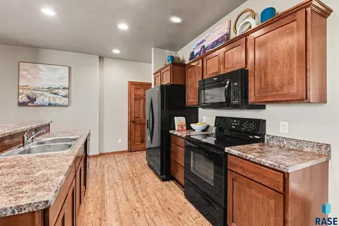 Kitchen - 3515 E Bison Trl, Sioux Falls, SD 57108 photo 2 of 3