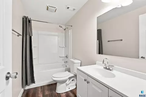 Bath - 3616 E Brewster St, Sioux Falls, SD 57108 photo 3 of 3