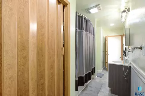 Bath - 240 Oak Ave, Baltic, SD 57003 photo 2 of 4