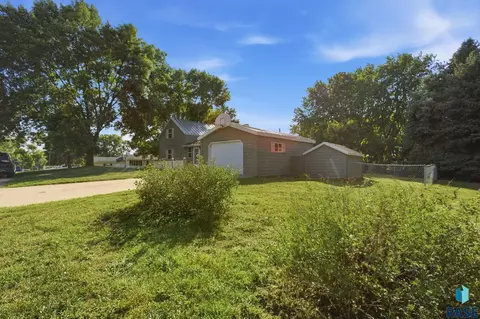 Exterior - 240 Oak Ave, Baltic, SD 57003 photo 2 of 6