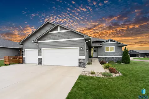 612 Legendary Dr, Harrisburg, SD 57032
