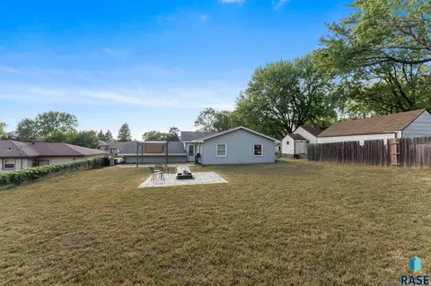 Exterior - 908 S Conklin Ave, Sioux Falls, SD 57103 photo 3 of 5