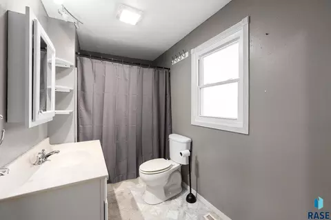 Bath - 908 S Conklin Ave, Sioux Falls, SD 57103 photo 1 of 2