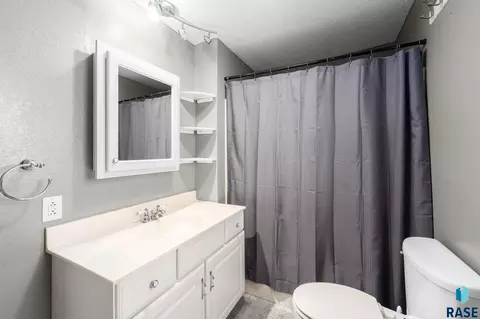 Bath - 908 S Conklin Ave, Sioux Falls, SD 57103 photo 2 of 2
