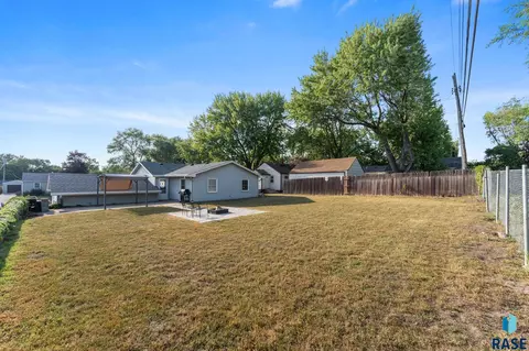 Exterior - 908 S Conklin Ave, Sioux Falls, SD 57103 photo 4 of 5