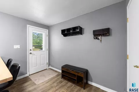 Entry Way - 908 S Conklin Ave, Sioux Falls, SD 57103 photo 3 of 3