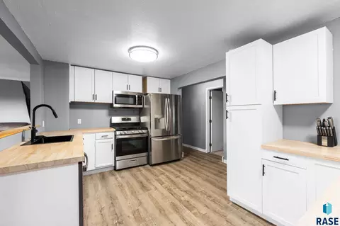 Kitchen - 908 S Conklin Ave, Sioux Falls, SD 57103 photo 1 of 7
