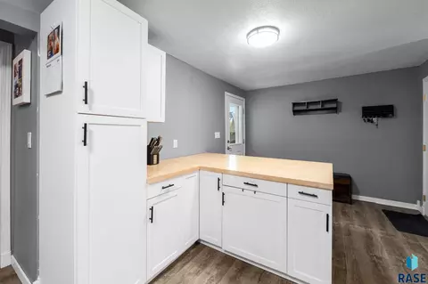 Kitchen - 908 S Conklin Ave, Sioux Falls, SD 57103 photo 5 of 7