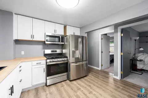 Kitchen - 908 S Conklin Ave, Sioux Falls, SD 57103 photo 2 of 7