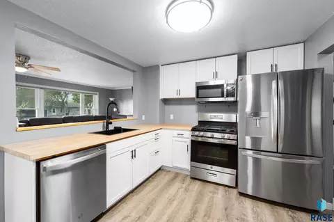 Kitchen - 908 S Conklin Ave, Sioux Falls, SD 57103 photo 3 of 7