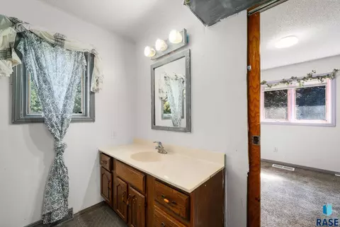Bath - 47790 309 Ave, Alcester, SD 57001 photo 1 of 4