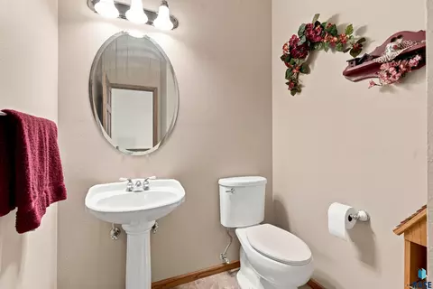 Bath - 47588 255th St, Renner, SD 57055 photo 5 of 6