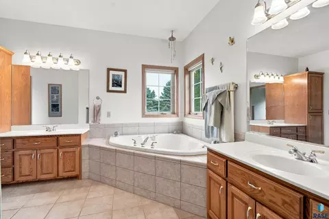 Bath - 47588 255th St, Renner, SD 57055 photo 3 of 6