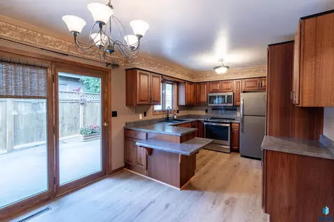 Kitchen - 1501 E Otonka Trl, Sioux Falls, SD 57103 photo 1 of 4