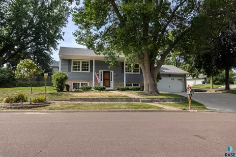 Exterior - 1501 E Otonka Trl, Sioux Falls, SD 57103 photo 2 of 9