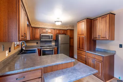 Kitchen - 1501 E Otonka Trl, Sioux Falls, SD 57103 photo 3 of 4