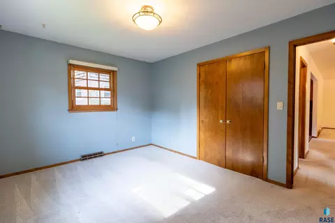 Bedroom - 1501 E Otonka Trl, Sioux Falls, SD 57103 photo 5 of 11