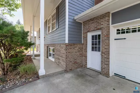 Exterior - 1501 E Otonka Trl, Sioux Falls, SD 57103 photo 6 of 9