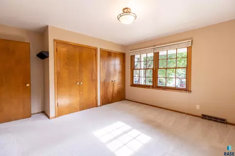 Bedroom - 1501 E Otonka Trl, Sioux Falls, SD 57103 photo 1 of 11