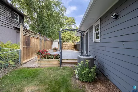 Exterior - 1501 E Otonka Trl, Sioux Falls, SD 57103 photo 7 of 9