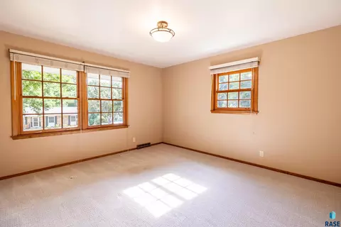 Bedroom - 1501 E Otonka Trl, Sioux Falls, SD 57103 photo 2 of 11
