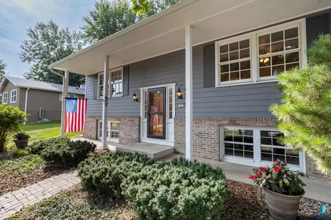 Exterior - 1501 E Otonka Trl, Sioux Falls, SD 57103 photo 3 of 9