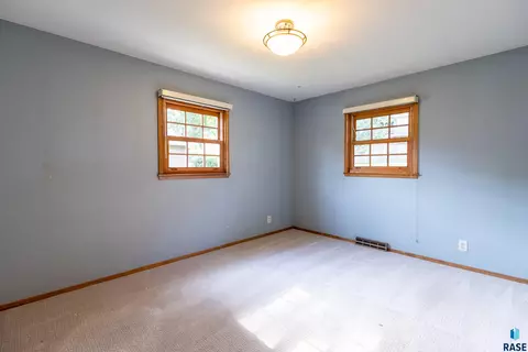 Bedroom - 1501 E Otonka Trl, Sioux Falls, SD 57103 photo 4 of 11