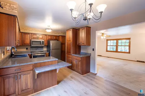 Kitchen - 1501 E Otonka Trl, Sioux Falls, SD 57103 photo 4 of 4