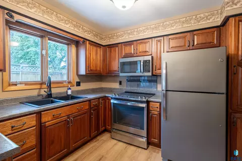 Kitchen - 1501 E Otonka Trl, Sioux Falls, SD 57103 photo 2 of 4