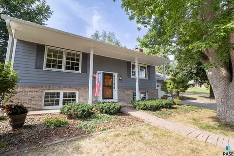 Exterior - 1501 E Otonka Trl, Sioux Falls, SD 57103 photo 5 of 9