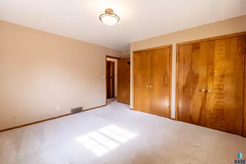 Bedroom - 1501 E Otonka Trl, Sioux Falls, SD 57103 photo 3 of 11