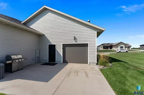 Exterior - 5601 E Chandler Dr, Sioux Falls, SD 57110 photo 13 of 31