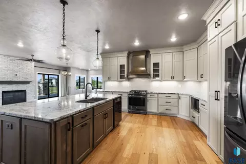 Kitchen - 5601 E Chandler Dr, Sioux Falls, SD 57110 photo 5 of 6