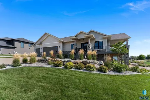 Exterior - 5601 E Chandler Dr, Sioux Falls, SD 57110 photo 6 of 31